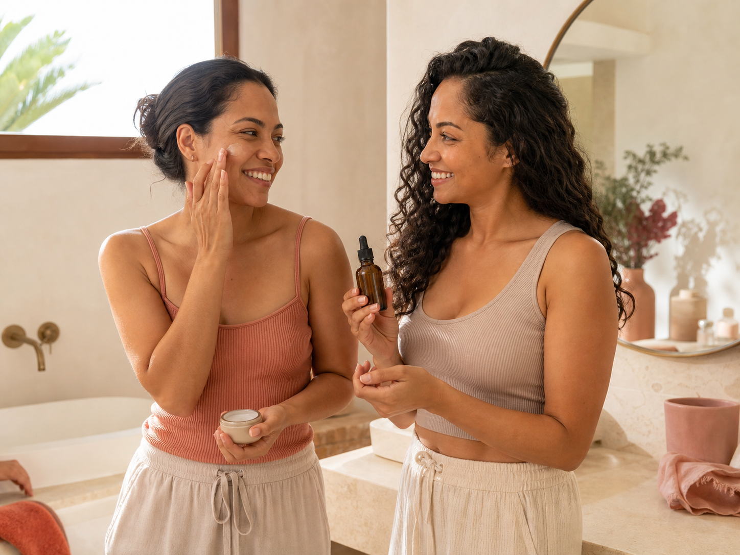 Dos amigas compartiendo una rutina de cuidado facial