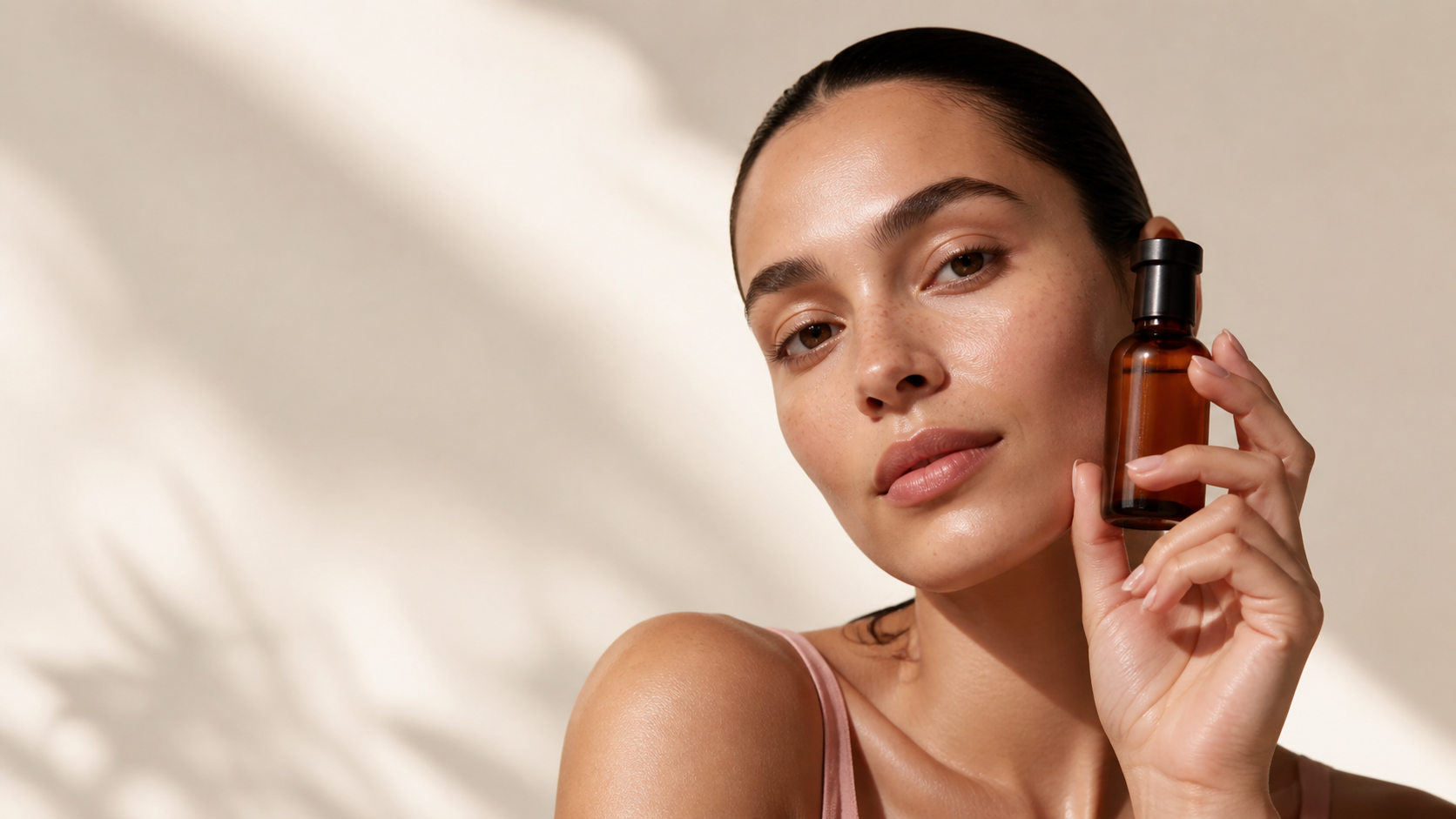 Mujer sosteniendo un producto de cuidado facial
